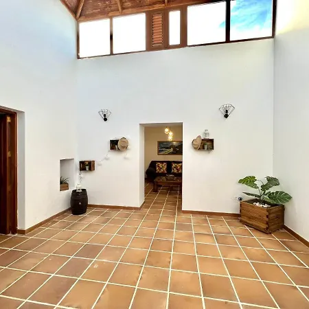 Casa Grande Con Terraza, Barbacoa, Vista A Montana En Ye * Haria